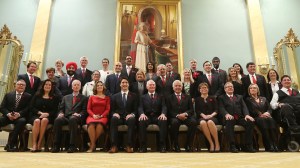 Canada's new Prime Minister Justin Trudeau (bottom row C) poses with his cabinet after their swearing-in ceremony at Rideau Hall in Ottawa November 4, 2015.  REUTERS/Chris Wattie - RTX1URF7